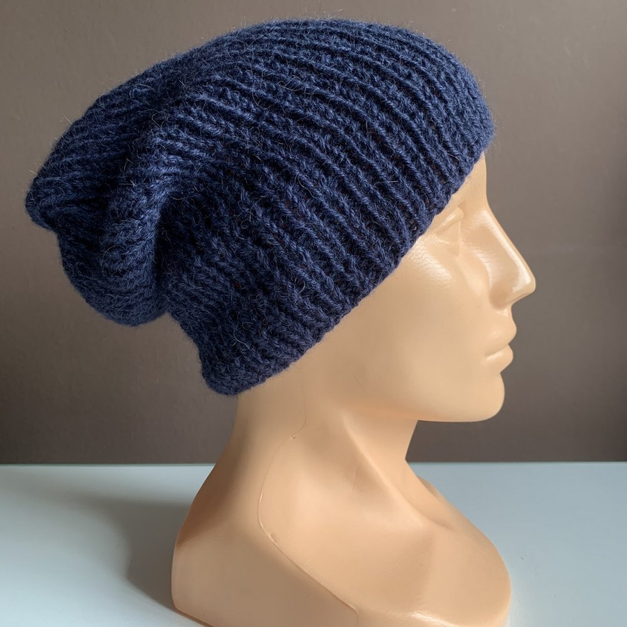 Czapka zrobiona na drutach KIARA 100% Alpaka 5575 Granatowa