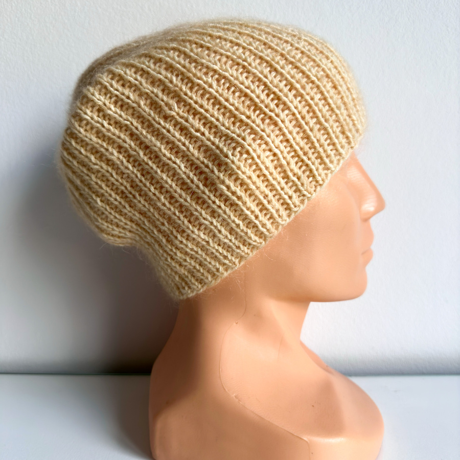Handgemachte Damenmütze AUREA 100% Baby Merino plus Mohair und Seide 03/29 Vanille