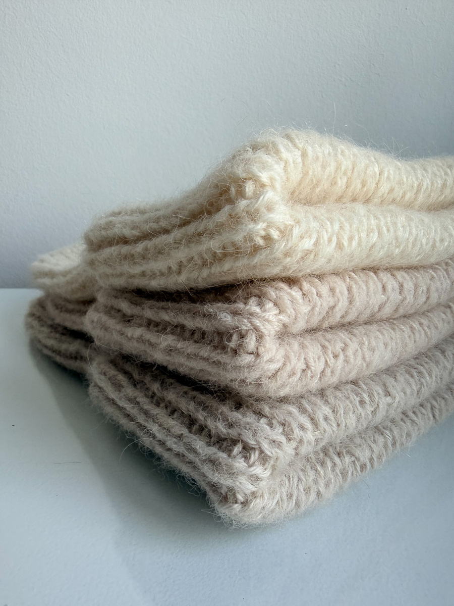 Ręcznie robiona czapka damska MORGANA Alpaka z Jedwabiem 100/01 Ecru