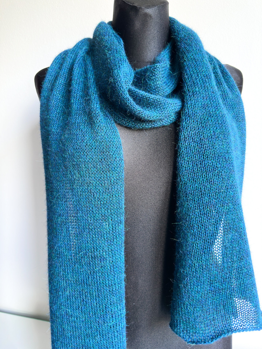 Ciepły i przytulny szal Nitkowe Love 30x180 cm 100% Baby Merino 21 czarny