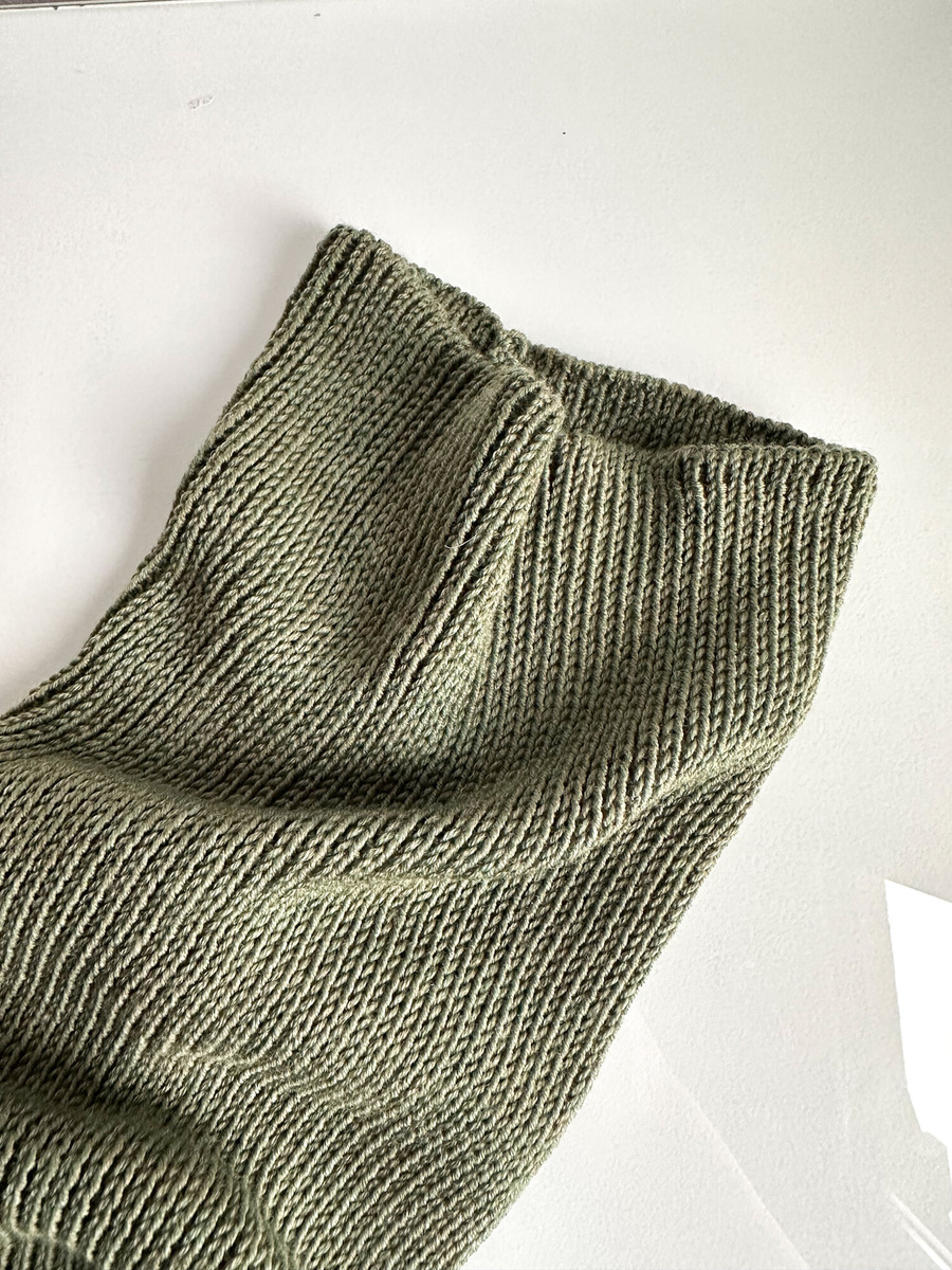 Ręcznie robiony KOMIN VARELLA 100% Baby Merino 38 Oliwka