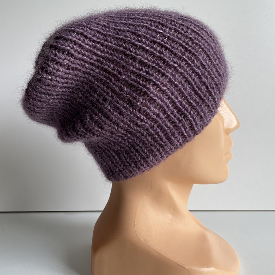 Handgemachte Damenmütze AUREA 100% Baby Merino plus Mohair und Seide 40/05 Amethyst