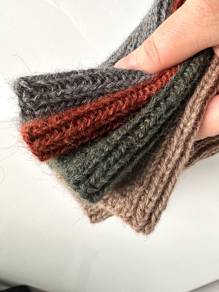 KIARA Mütze mit Umschlag 100% Alpaka 7815 Leśny mix