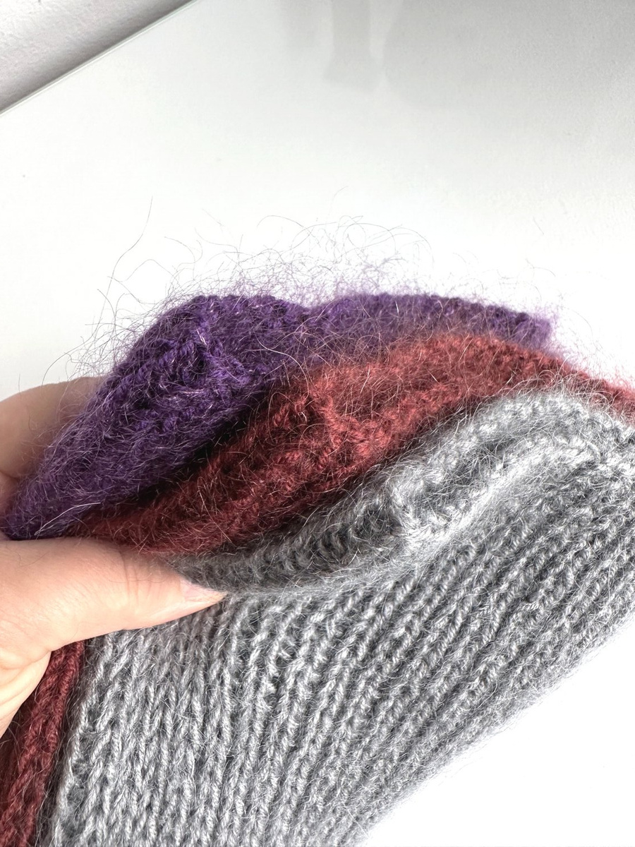 Handgemachte Damenmütze AUREA 100% Baby Merino plus Mohair und Seide 51/36 Bordeaux