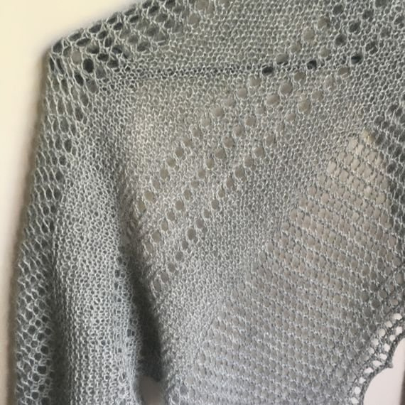Handgestricktes Dreieckstuch aus 100 % Alpakawolle – Farbe wählen