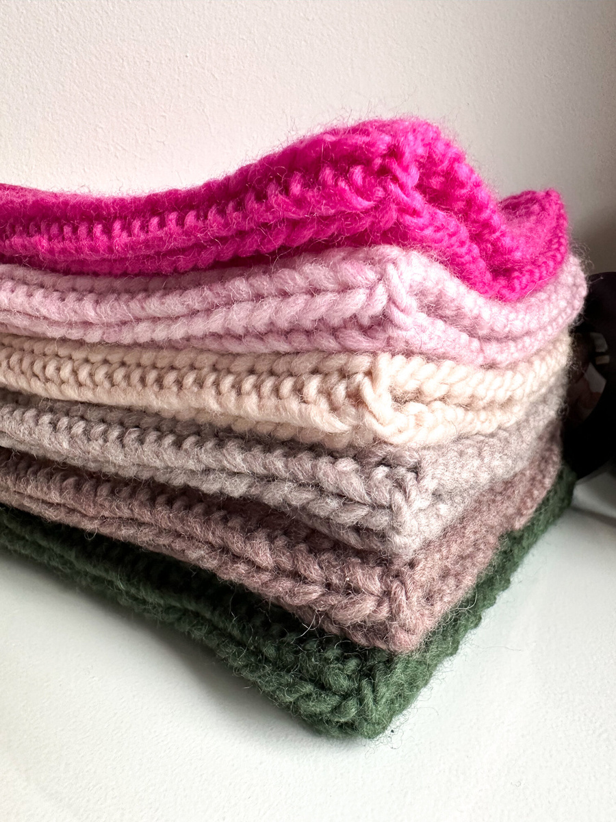 JANKA – gruba czapka beanie zimowa damska z wełny owczej Nitkowe Love 124 Plamy Atramentu
