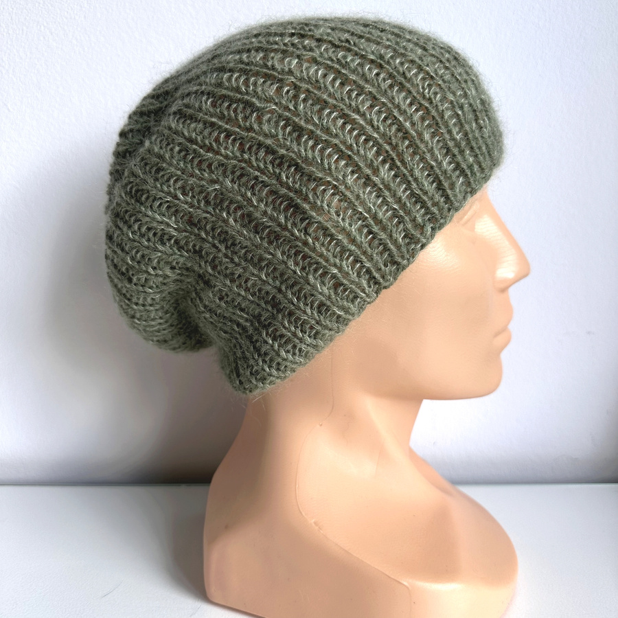 Handgemachte Damenmütze AUREA 100% Baby Merino plus Mohair und Seide 38/18 Oliv