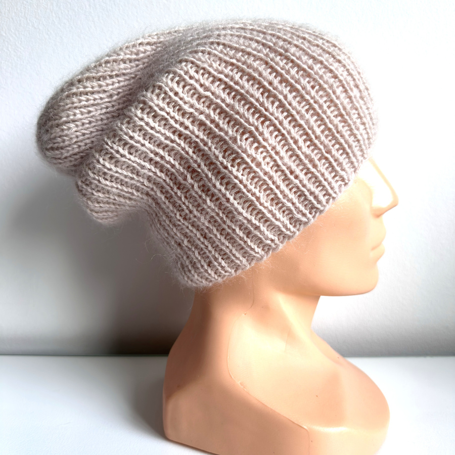 Handgemachte Damenmütze AUREA 100% Baby Merino plus Mohair und Seide 59/56 Marzipan