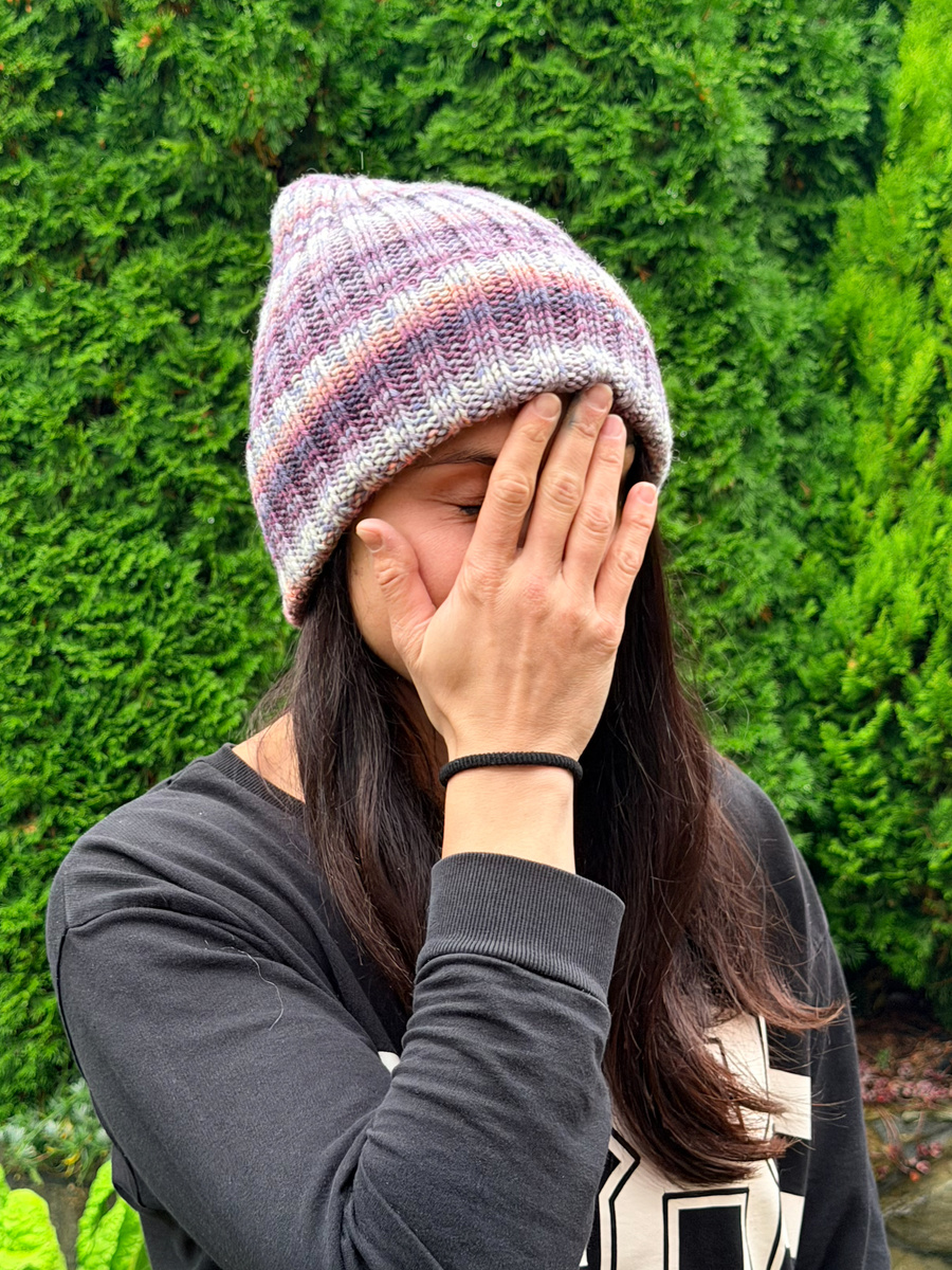 NELLI – czapka merino wywijana 15 Fioletowy Deszcz, jesienno-zimowa, ręcznie robiona