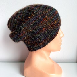 Handgemachte Damenmütze AUREA LE 100% Baby Merino plus Mohair und Seide Schwarz mit Regenbogen