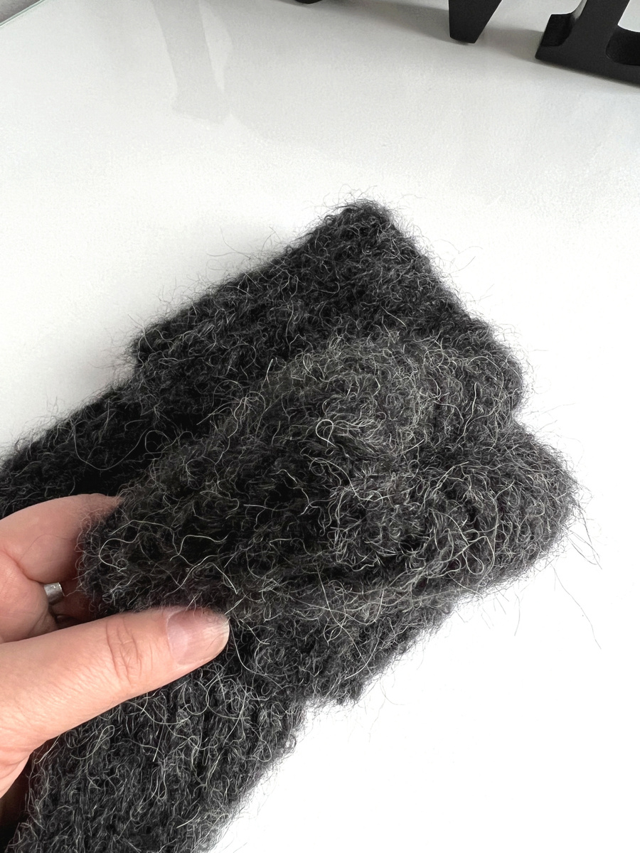 Ręcznie robiona czapka damska WATA CUKROWA Alpaka z Merynosem 05 czarny