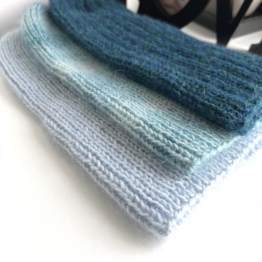 Handgemachte Damenmütze AUREA 100% Baby Merino plus Mohair und Seide 43/06 Helles Seegrün