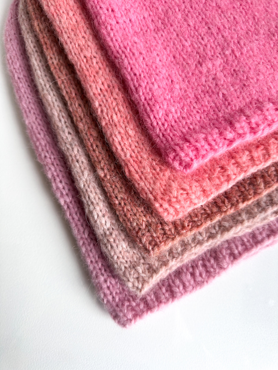 Ciepła czapka ręcznie robiona CHMURKA Alpaka 44 karminowy