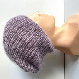Handgestrickte Damenmütze AUREA 100% Baby Merino plus Mohair und Seide 39/09 Violette Orchidee