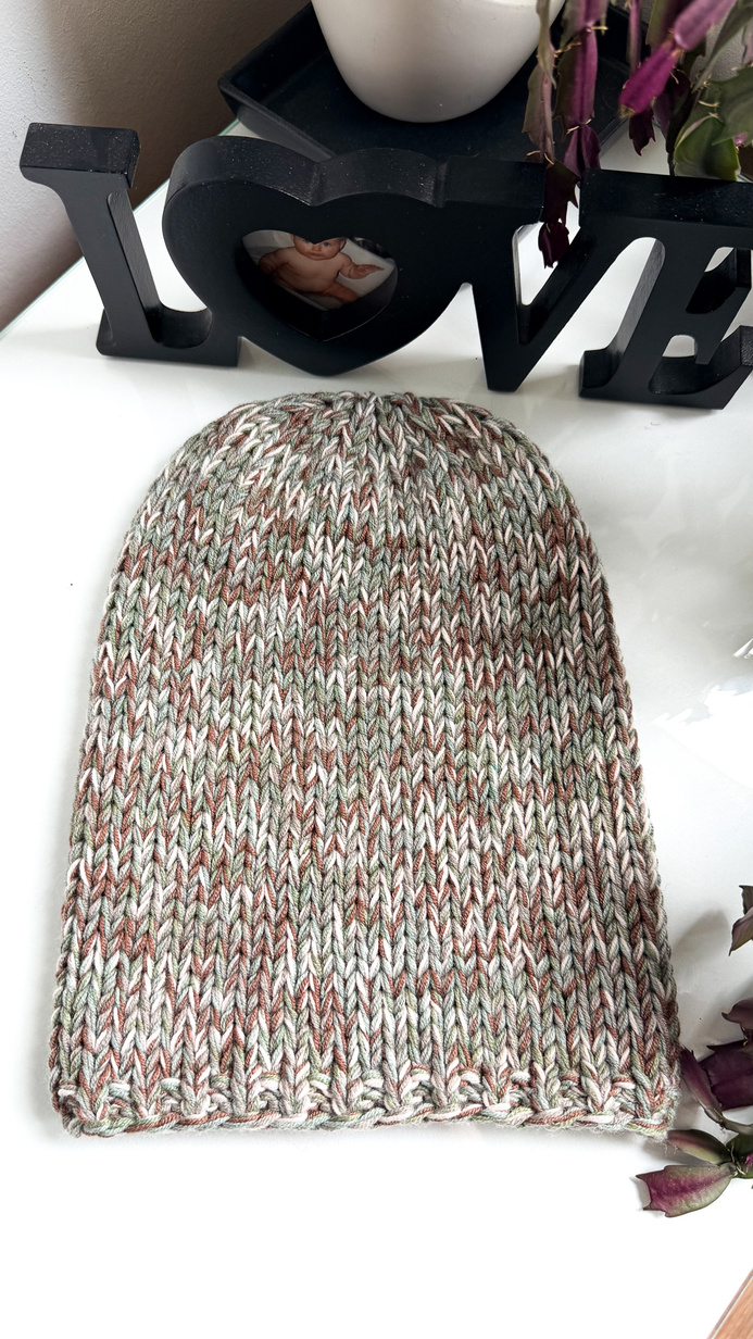 Czapka smerfetka aus 100% Baby-Merinowolle 38 Oliwka zimowa unisex Nitkowe Love