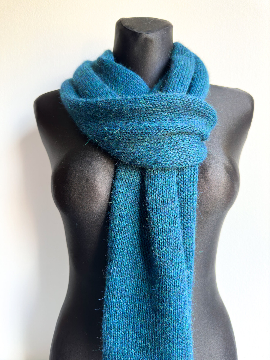 Ciepły i przytulny szal Nitkowe Love 30x180 cm 100% Baby Merino 21 czarny