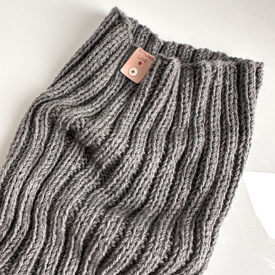 Ręcznie robiony KOMIN 100% Baby Merino 19 Szary 30 cm długości