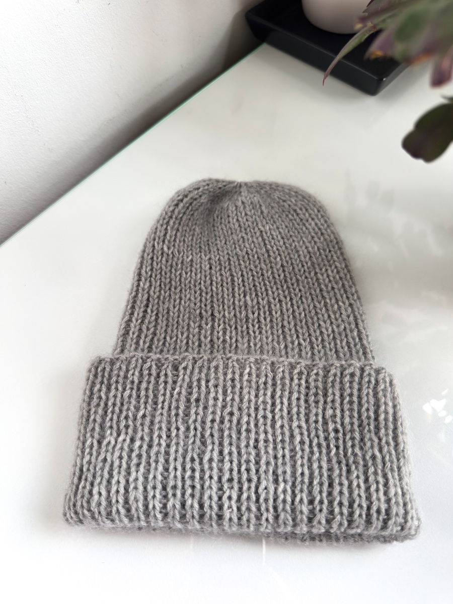 Ręcznie robiona czapka beanie AUREA G 100% Merynos plus moher i jedwab 940/4400  Szary Pył