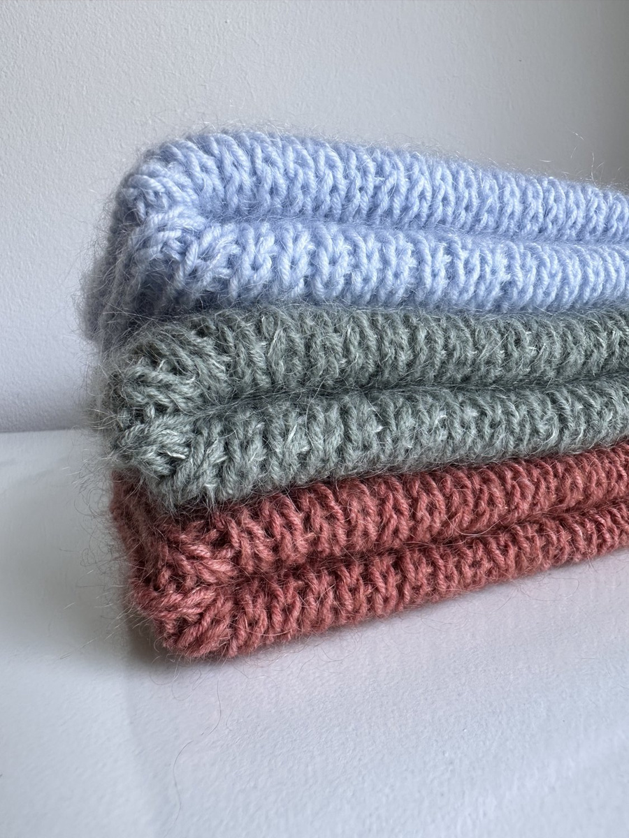 Handgemachte Damenmütze AUREA 100% Baby Merino plus Mohair und Seide 50/34 Salbeigrün