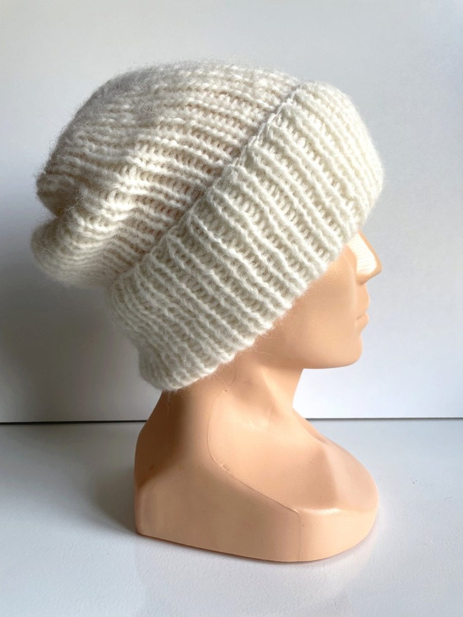 Ciepła czapka ręcznie robiona wywijana CHMURKA Alpaka 01 Ecru