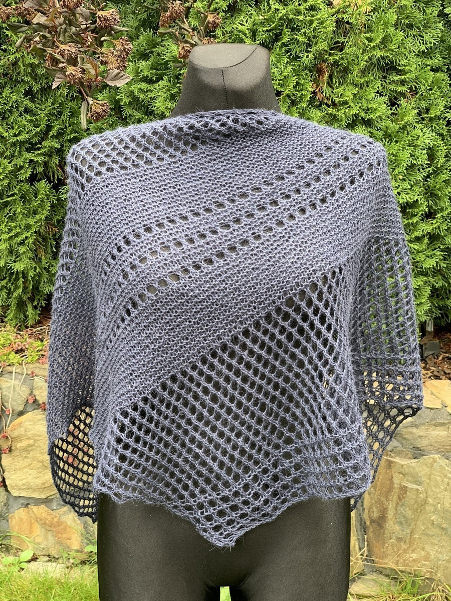Handgestricktes Dreieckstuch aus 100 % Alpakawolle – Farbe wählen