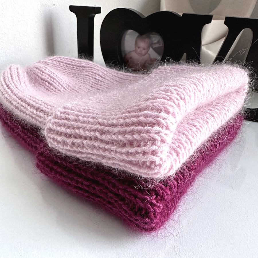Ręcznie robiona czapka beanie AUREA 100% Baby Merino plus moher i jedwab 54/40 Pudrowy Róż