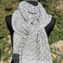 Elegancki, delikatny szal ażurowy w romby Nitkowe Love szary 60x210 cm