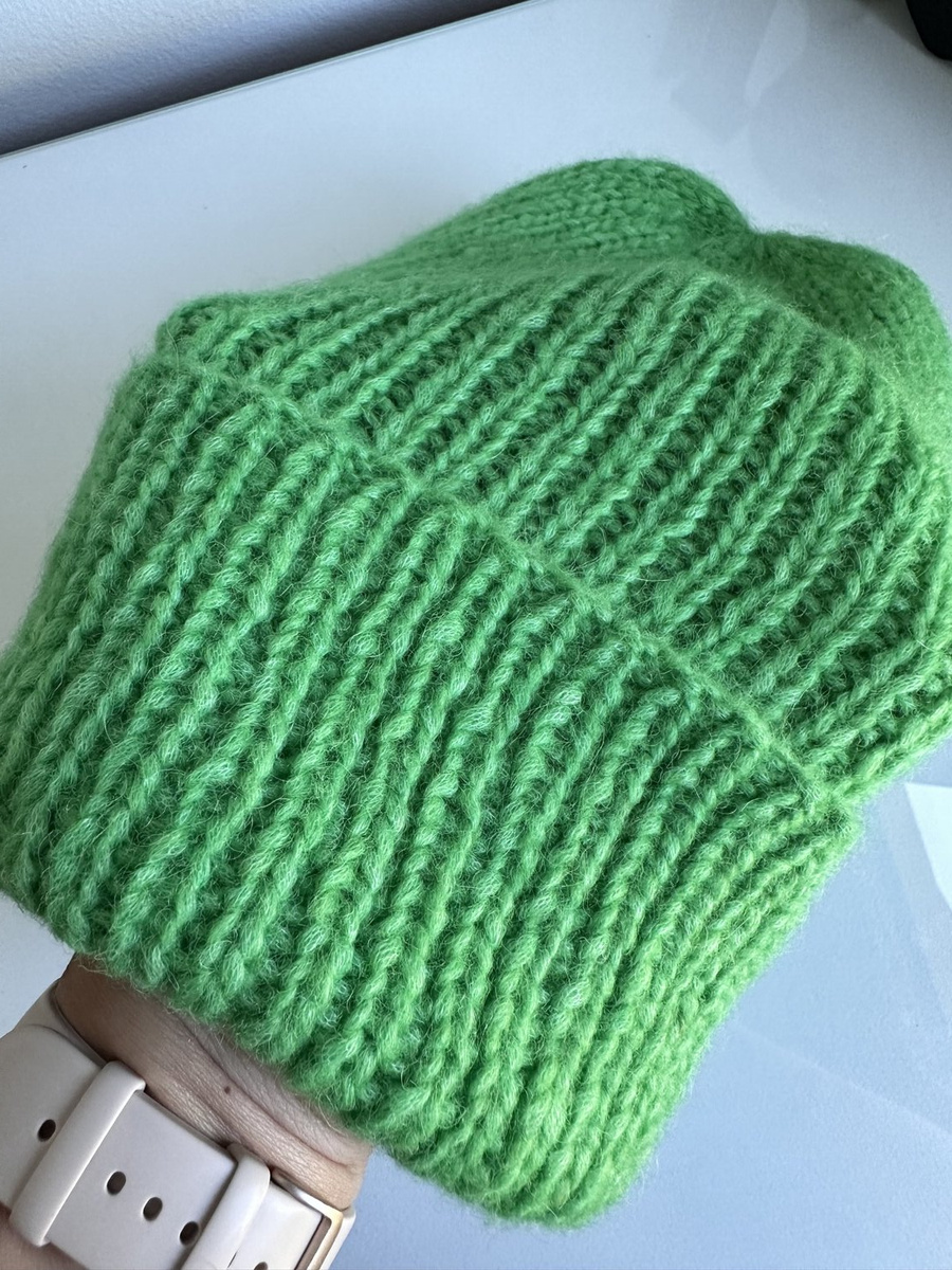 Ciepła czapka ręcznie robiona wywijana CHMURKA Alpaka 43 Papuzia Zieleń