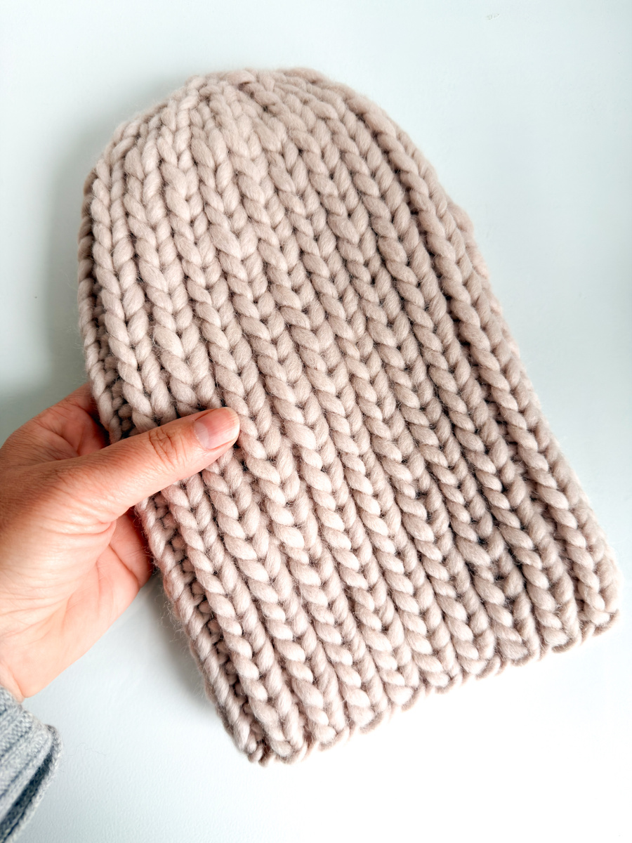 Ręcznie robiona czapka damska ASHER 100% Wełna owcza 13 pianka cukrowa