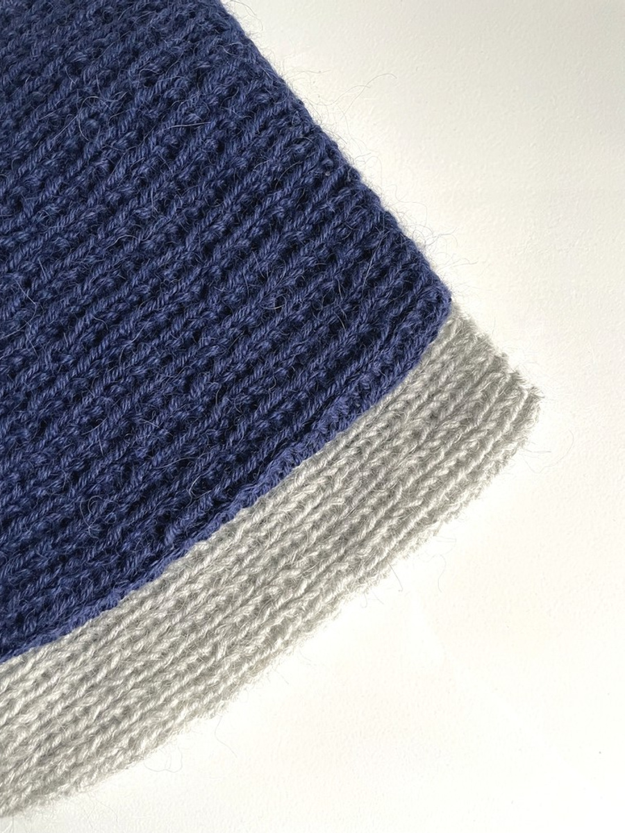 Czapka zrobiona na drutach KIARA 100% Alpaka 5575 Granatowy