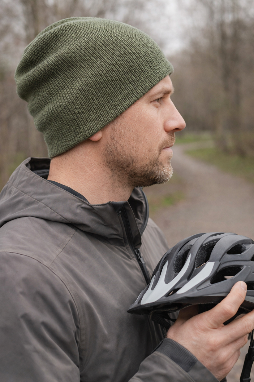 Czapka pod kask z wełny merino VARELLA 100% Baby Merino 38 Oliwka