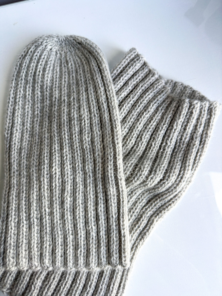 Ręcznie robiony KOMIN 100% Baby Merino 19 Szary 30 cm długości