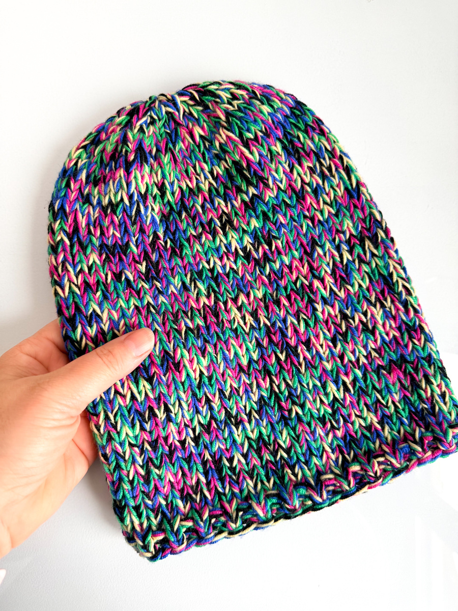 Winter Slouchy Beanie in 100% Baby Merino „Black Rainbow“ – Hand-Knitted, Thick