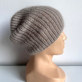 Handgemachte Damenmütze AUREA 100% Baby Merino plus Mohair und Seide 23/20 Hellbeige
