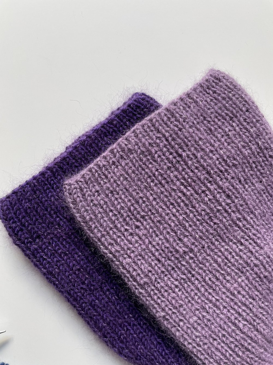 Handgemachte Damenmütze AUREA 100% Baby Merino plus Mohair und Seide 40/05 Amethyst