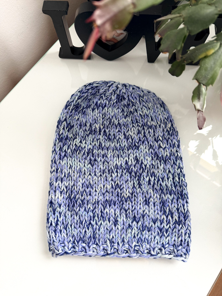 Winterliche Slouchy-Beanie aus 100% Baby Merino – Blautöne, handgestrickt