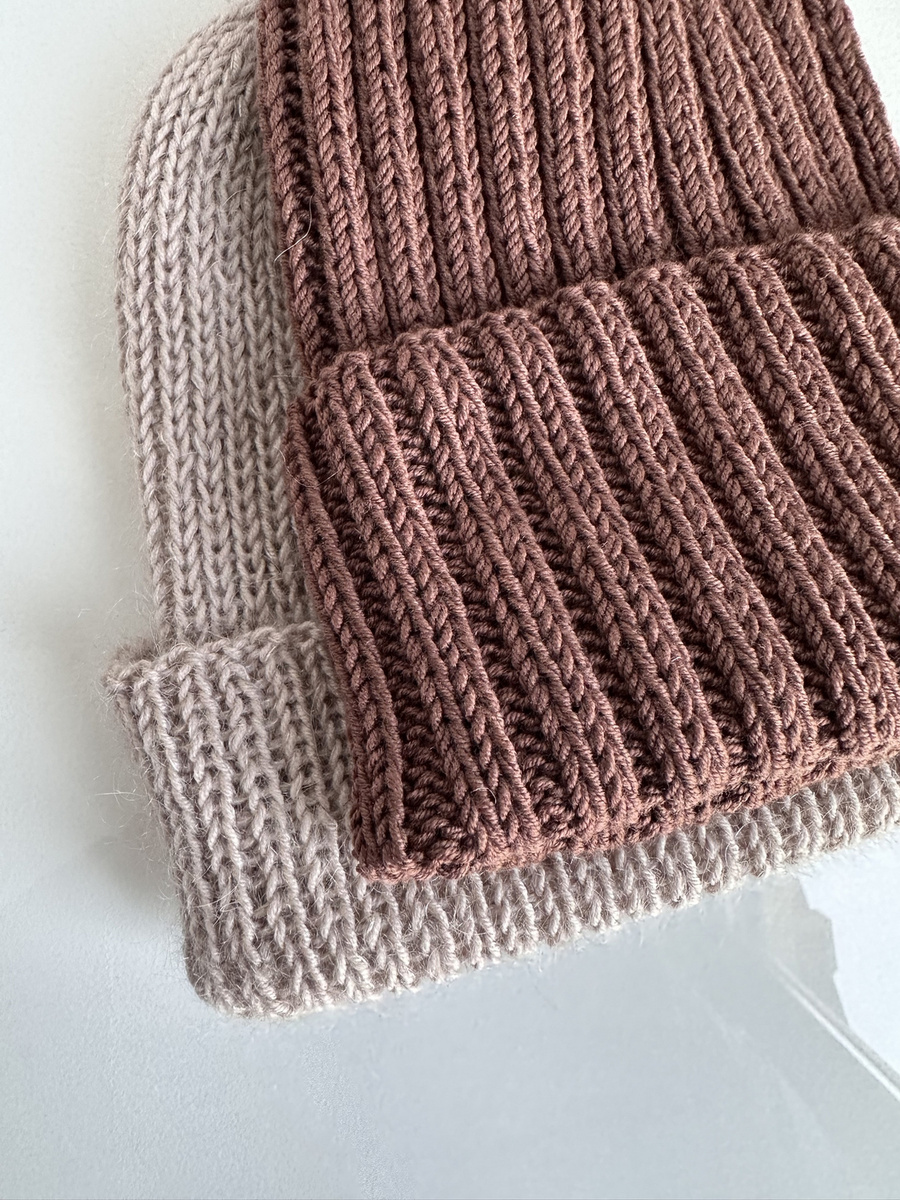 Wywijana czapka merino HELLI 100% Baby Merino 52 Czekolada