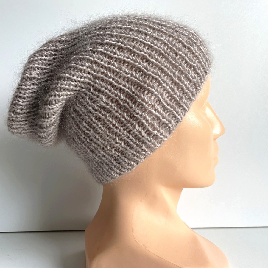 Handgemachte Damenmütze AUREA 100% Baby Merino plus Mohair und Seide 23/20 Hellbeige