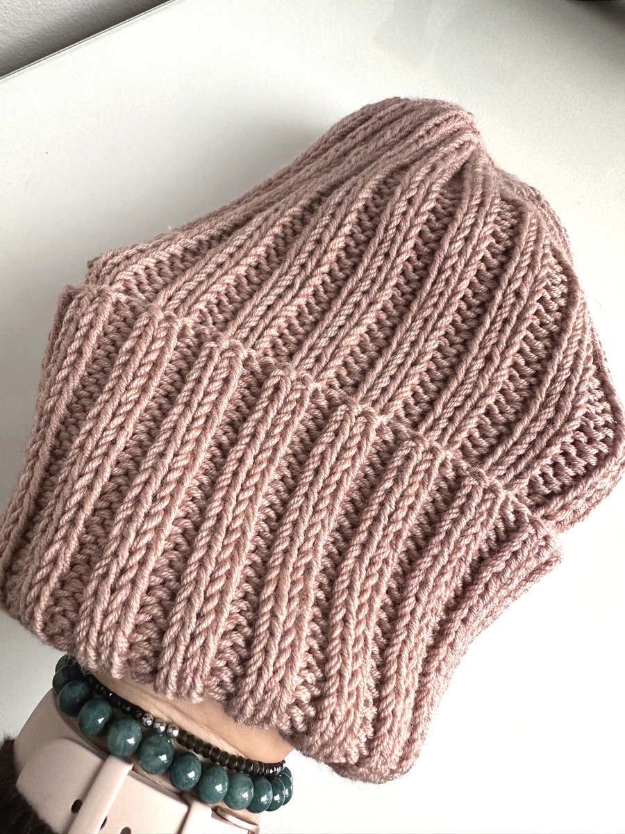 HELLI – wywijana czapka merino 100% Baby Merino 49 Pustynna Róża unisex zimowa