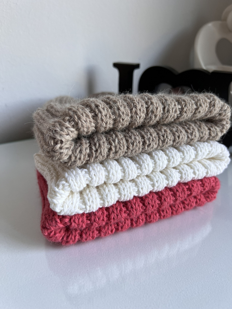 Wywijana czapka merino HELLI 100% Baby Merino 21 Czarny