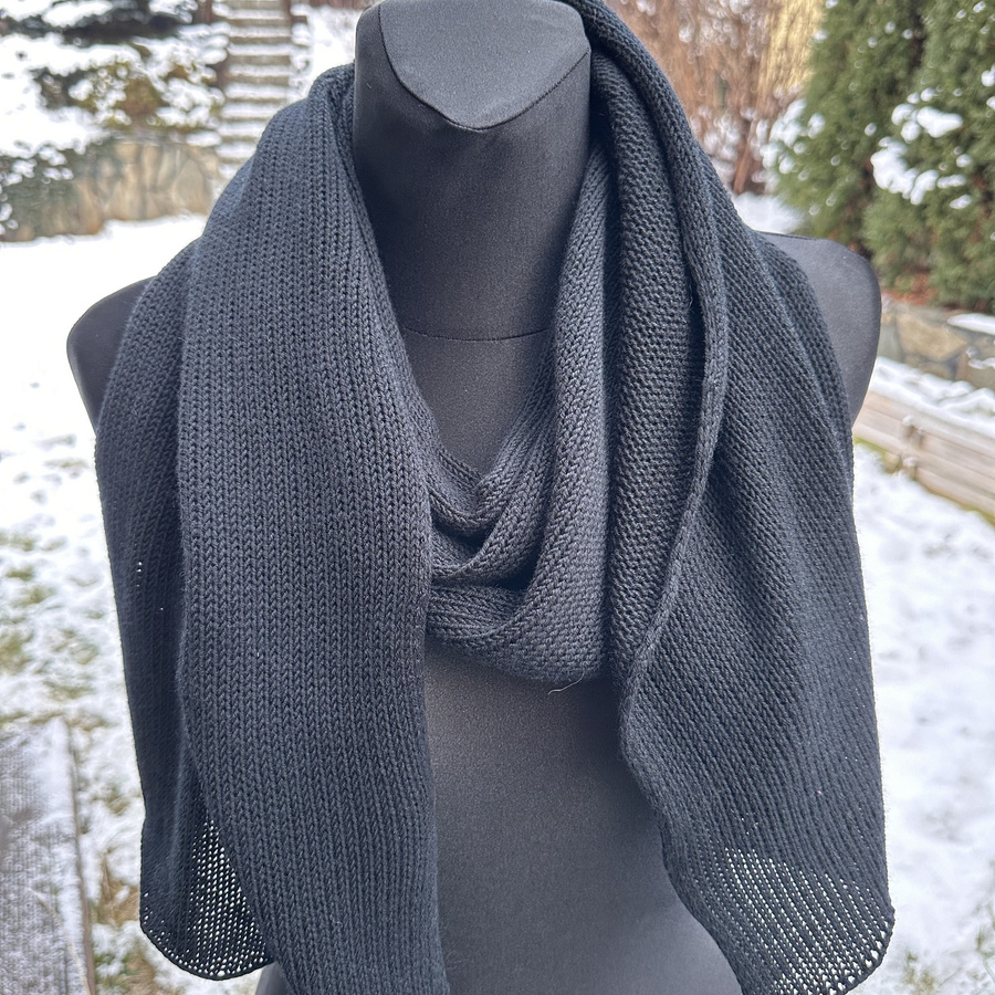 Ciepły i przytulny szal Nitkowe Love 230x35 cm 100% Baby Merino 21 czarny