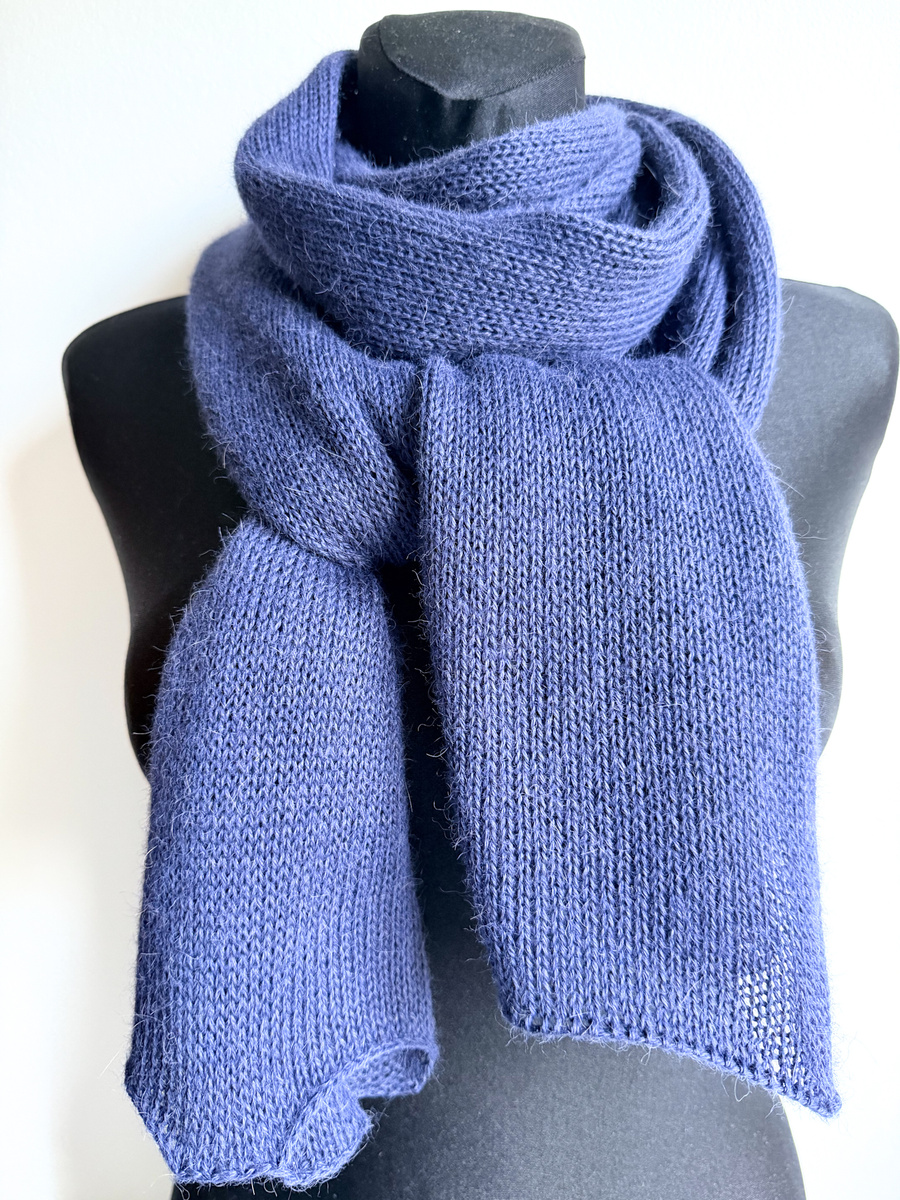 Ciepły i przytulny szal Nitkowe Love 30x180 cm 100% Baby Merino 21 czarny