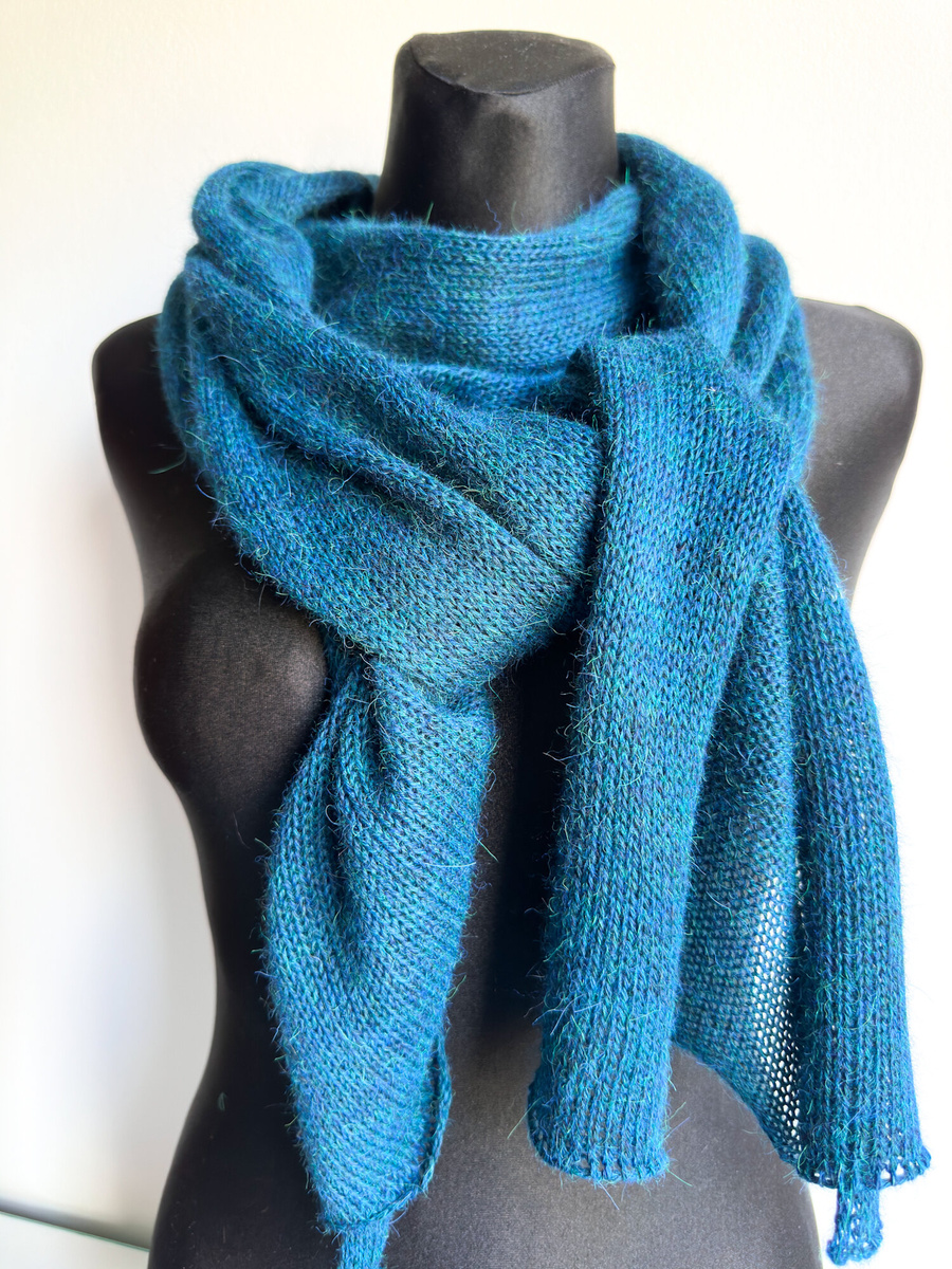 Ciepły i przytulny szal Nitkowe Love 220x32 cm 100% Alpaka 7240 Niebieski Petrol