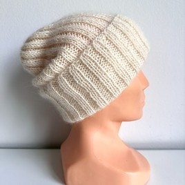 MARGARET Handgemachte Mütze mit Umschlag Alpaka Mohair und Seide 100/01 Ecru