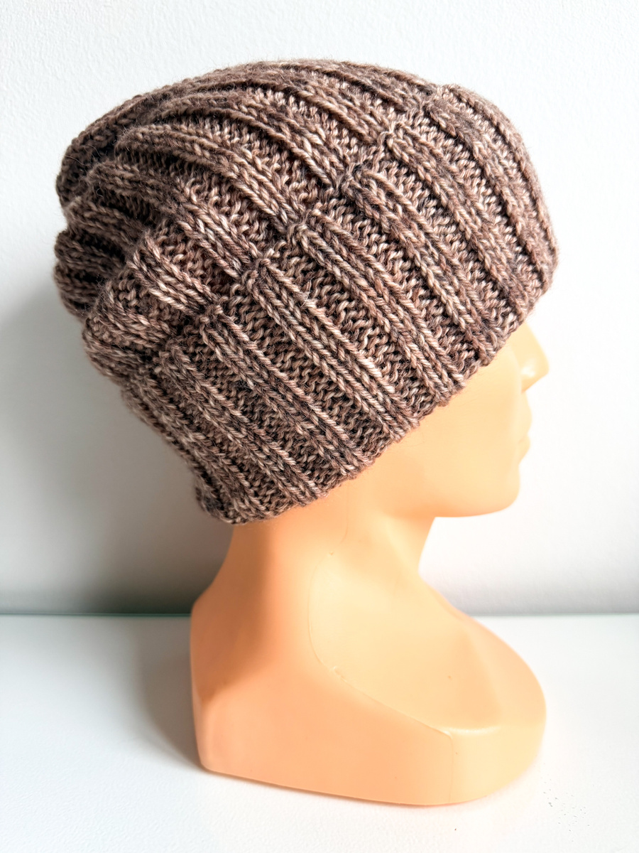 NELLI Mütze mit Umschlag aus Merinowolle 30 Prażony Migdał unisex Winter