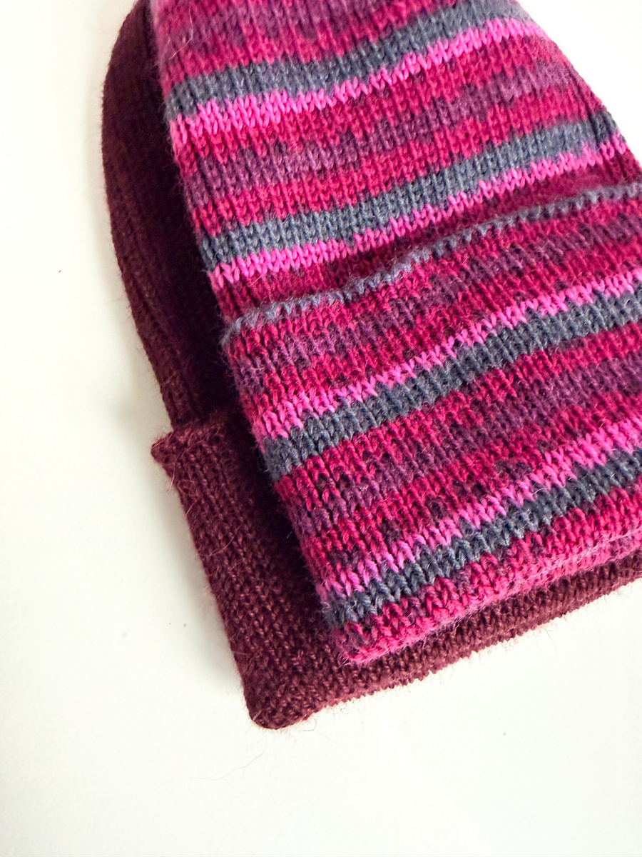 VARELLA Turn-Up Wool Beanie Nitkowe Love 2508 fioletowo-różowo-bordowa