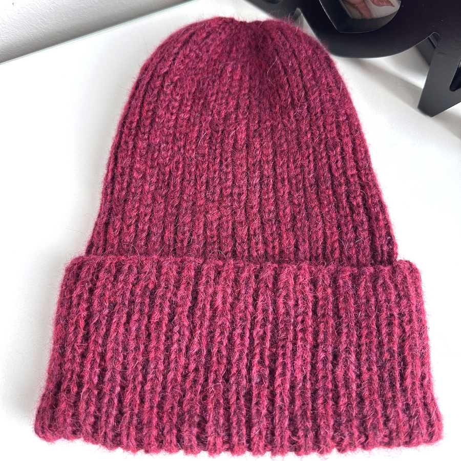 Ciepła czapka ręcznie robiona wywijana CHMURKA Alpaka 07 Rubinowa