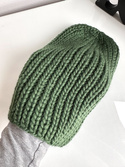 JANKA – gruba czapka beanie zimowa damska z wełny owczej Nitkowe Love 103 Zielona Papuga