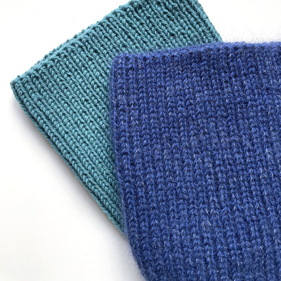 Handgemachte Damenmütze AUREA 100% Baby Merino plus Mohair und Seide 30/28 Blau