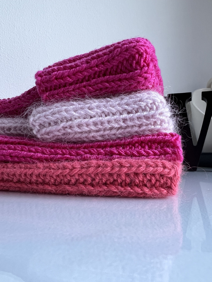 Wywijana czapka merino HELLI 100% Baby Merino 08 Fuksja